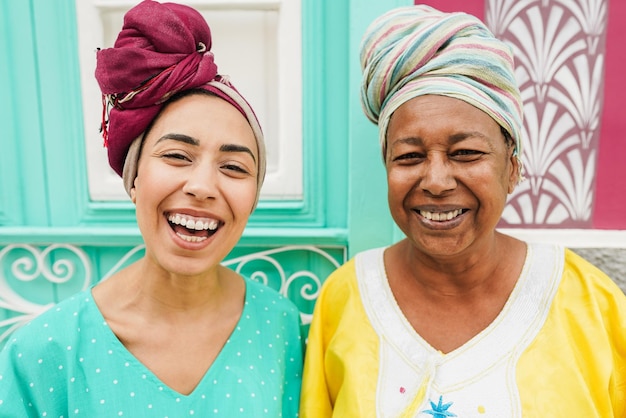 Glückliche afrikanische Mutter und ihre Tochter tragen Afro-Kleidung. Ethnische Kultur und Familienkonzept