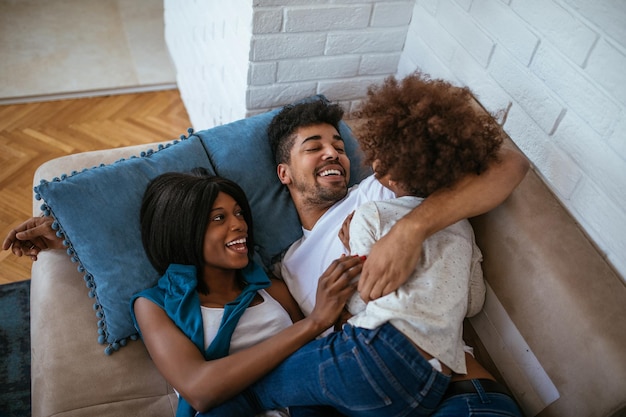 Glückliche afroamerikanische Familie, die sich zu Hause amüsiert