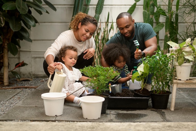 Glückliche afroamerikanische Familie genießt die Gartenarbeit zu Hause