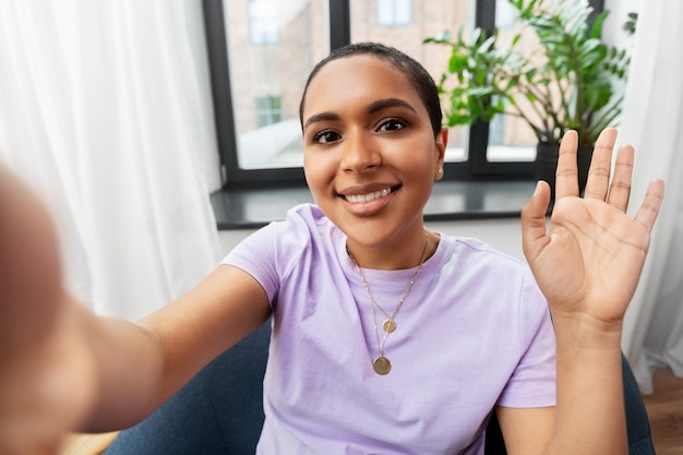 glückliche afroamerikanische Frau, die zu Hause ein Selfie macht