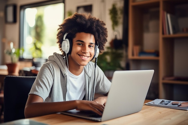 Glückliche afroamerikanische Teenager-Studentin, die zu Hause auf dem PC eLearning macht, Notizen schreibt, lächelnde Teenagerin, die Laptop benutzt, Webinar sieht, hybrides Englisch lernt, Online-Virtuellklasse, die an einem Tisch zu Hause sitzt