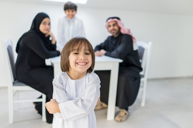 Glückliche arabische Familie am Esszimmer