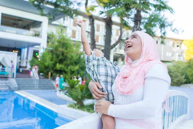 Glückliche arabische Familie in den Sommerferien