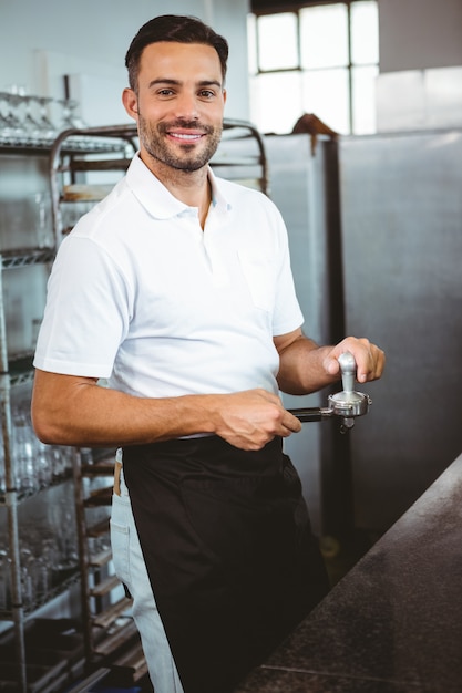 Glückliche Arbeitskraft, die Kaffee macht