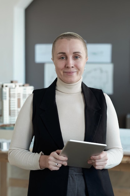 Glückliche Architektin mit digitalem Tablet