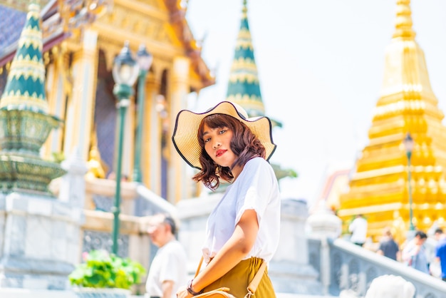 Glückliche Asiatin-Reise am Tempel in Thailand