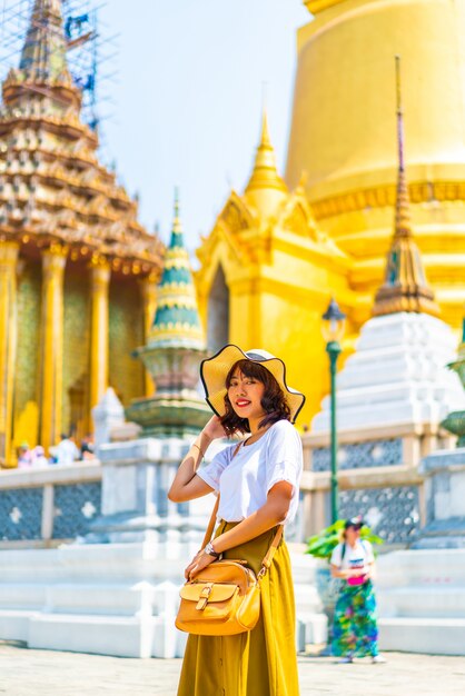 Glückliche Asiatin-Reise am Tempel in Thailand