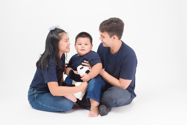 Glückliche asiatische Familie genießen mit Sohn im Studio