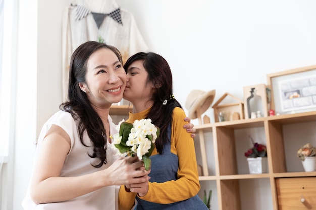 Glückliche asiatische Familie. Muttertag-Konzept