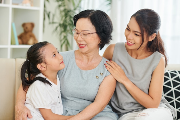 Glückliche asiatische Familiengeneration zu Hause