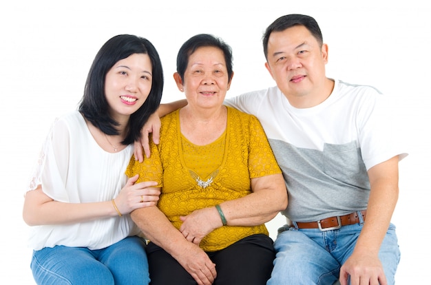 Glückliche asiatische Familienmutter und erwachsenes Nachkommeninnenporträt.