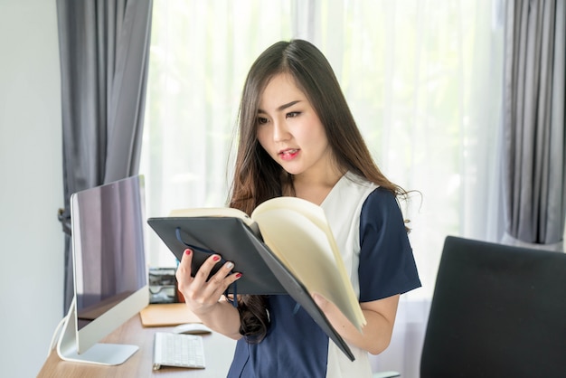 glückliche asiatische Frau im Büro