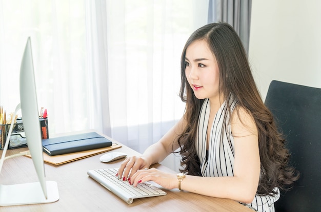 glückliche asiatische Frau im Büro