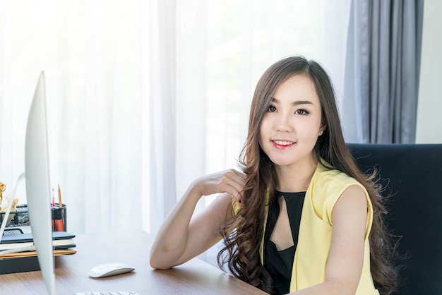 glückliche asiatische Frau im Büro