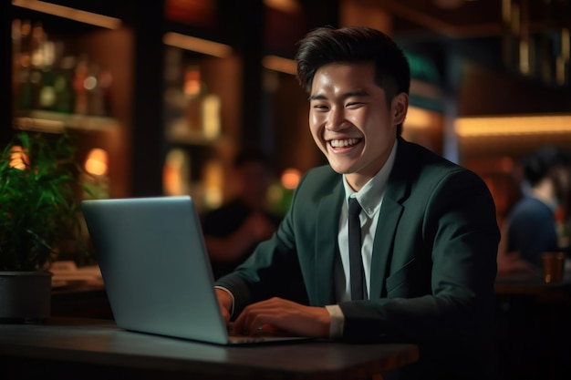 Glückliche asiatische Frau in formeller Bürokleidung arbeitet glücklich an ihrem Laptop in moderner
