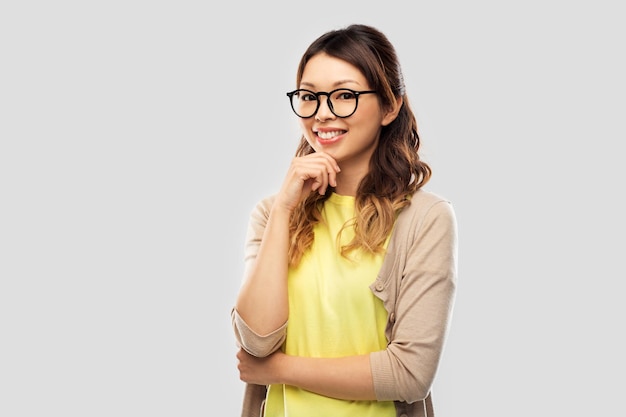 glückliche asiatische Frau mit Brille oder Studentin