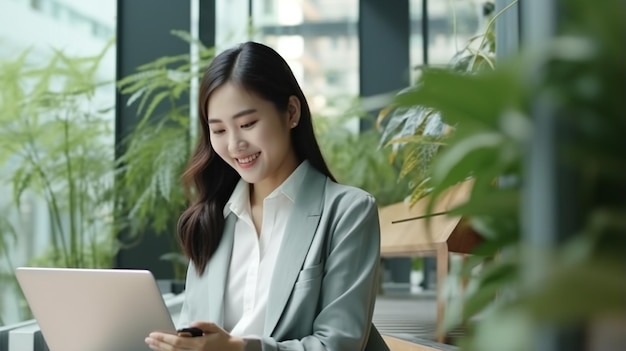 glückliche asiatische frau nutzt smart watch im büro