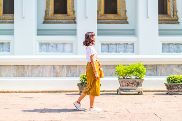 Glückliche asiatische Frau reisen am Tempel in Thailand