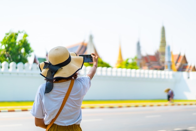 Glückliche asiatische Frauenreise in Thailand