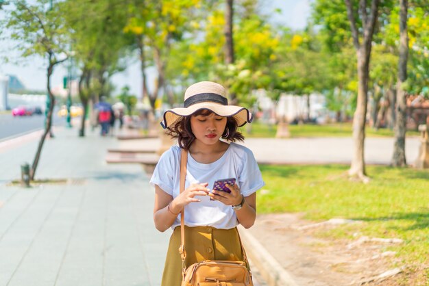 Glückliche asiatische Frauenreise in Thailand