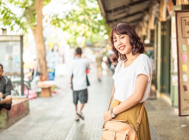 Glückliche asiatische Frauenreise in Thailand