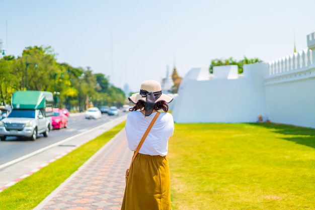 Glückliche asiatische Frauenreise in Thailand