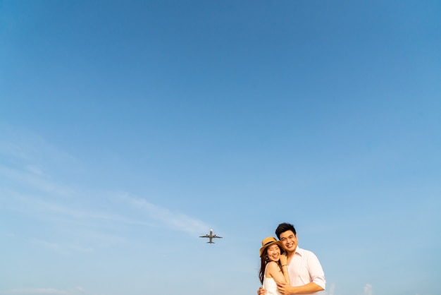 Glückliche asiatische Paare in der Liebe mit blauem Himmel