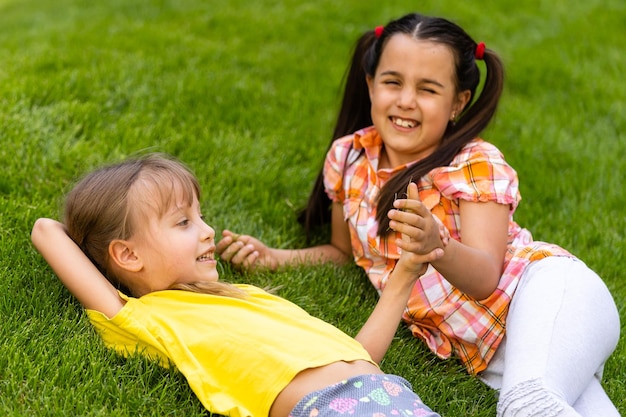 Glückliche aufgeregte Kinder, die Spaß zusammen auf Spielplatz haben