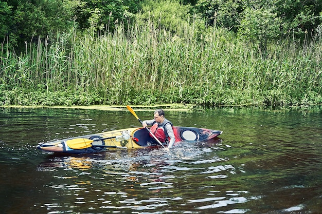 Glückliche beste Freunde, die Spaß auf einem Kajak haben. Kajakfahren auf dem Fluss.