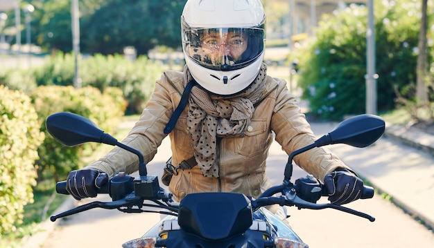 Glückliche Bikerfrau mit ihrem Motorrad auf den Straßen einer Stadt