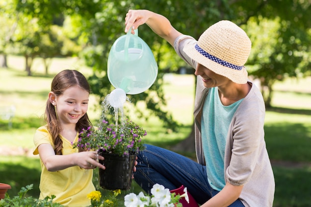 Glückliche Blondine und ihre Gartenarbeit