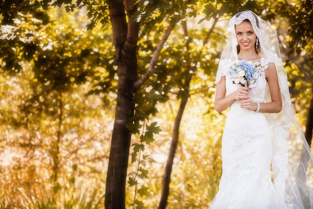 Glückliche Braut am Hochzeitstag. Gehen Sie mit der Braut im Herbst in den Nationalpark. Schöne Hochzeit. Breitbildfoto.