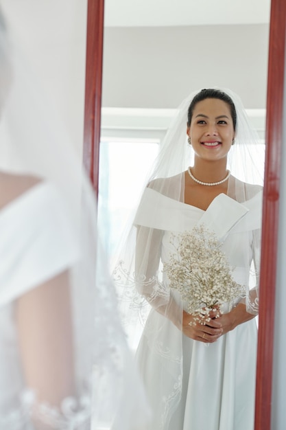 Glückliche Braut im Hochzeitskleid