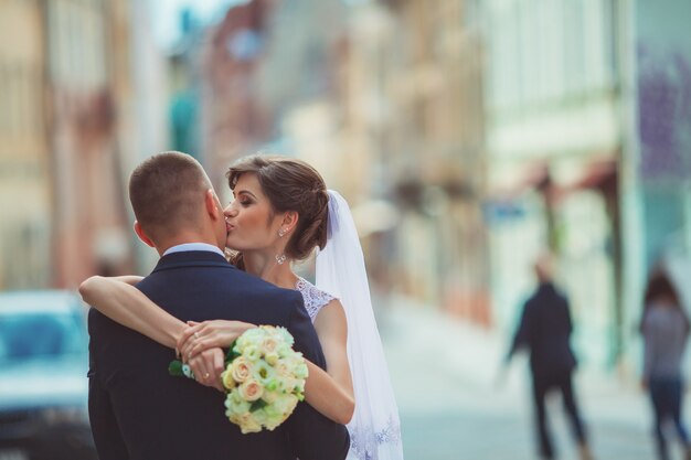 Glückliche Braut und Bräutigam an ihrem Hochzeitstag