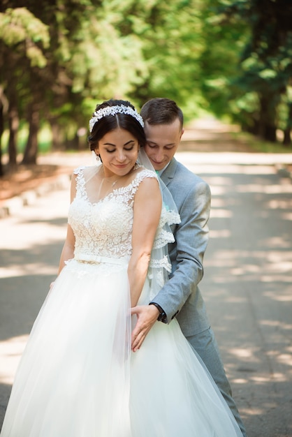 Glückliche Braut und Bräutigam auf ihrer Hochzeit