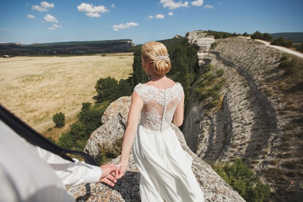 Glückliche Braut und Bräutigam auf ihrer Hochzeit