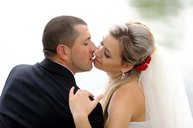 Glückliche Braut und Bräutigam auf ihrer Hochzeit