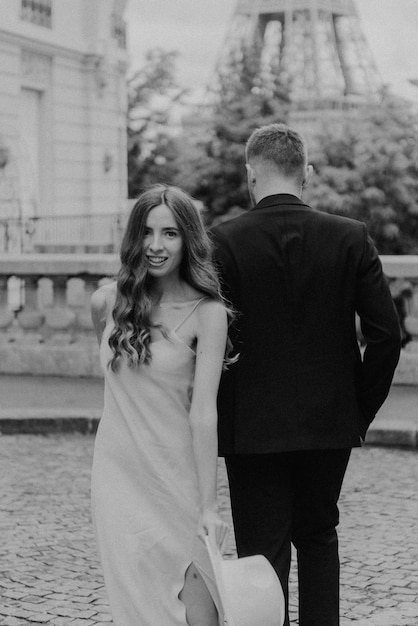 Glückliche Braut und Bräutigam, die ihre Hochzeit in Paris genießt