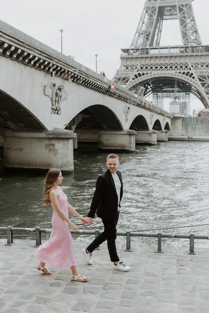 Glückliche Braut und Bräutigam, die ihre Hochzeit in Paris genießt