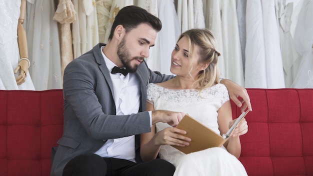 Glückliche Braut und Bräutigam im Hochzeitskleid bereiten sich für die Hochzeit in der Hochzeitszeremonie vor