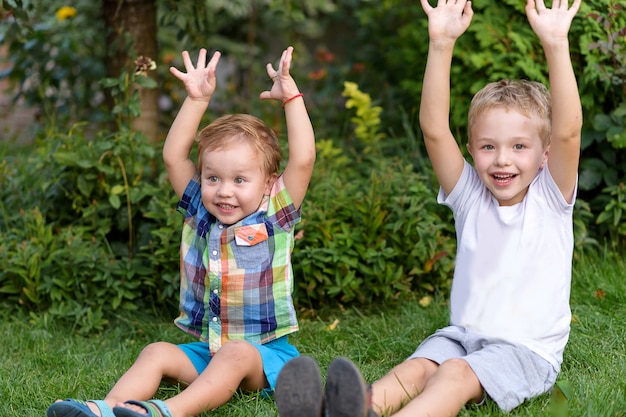 Glückliche Brüder, die im Garten spielen