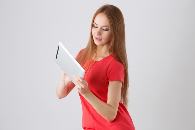 Glückliche brünette Frau, die in der Hand neuen elektronischen Tablet-Touchpad-Computer mit einem Finger Touch Digitalbildschirm hält