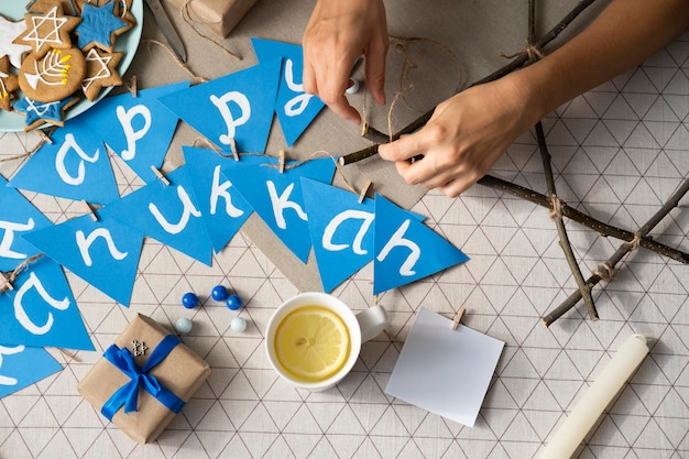 Glückliche Chanukka traditionelle Festgirlande und Geschenke