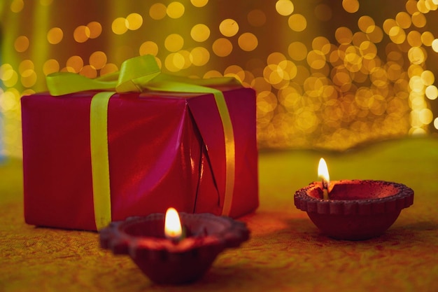 Glückliche Diwali Diya-Lampen, die während der Diwali-Feier beleuchtet werden