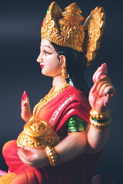 Glückliche Diwali-Grußkarte - Schönes Ton-Idol der Hindu-Göttin Lakshmi ODER Laxmi, selektiver Fokus