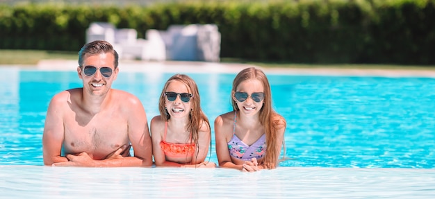 Glückliche dreiköpfige Familie im Freibad