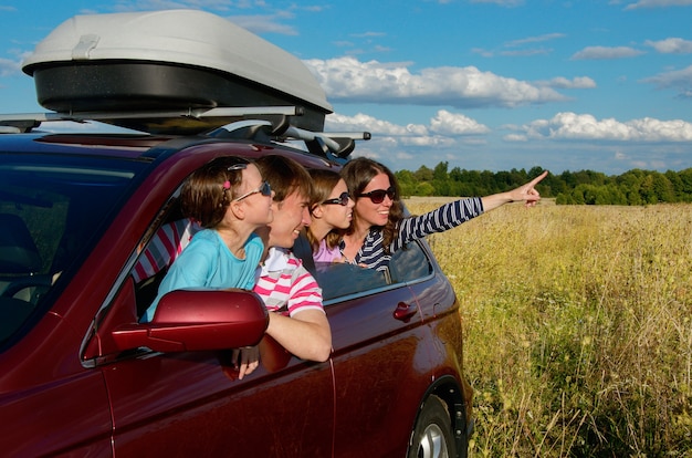 Glückliche Eltern, die mit Kindern reisen und Spaß haben