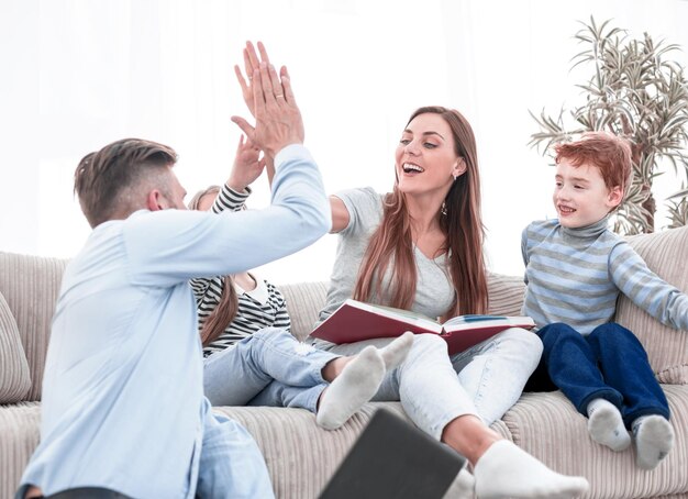 Glückliche Eltern, die sich gegenseitig ein High Five geben, das Konzept des Familienlebens