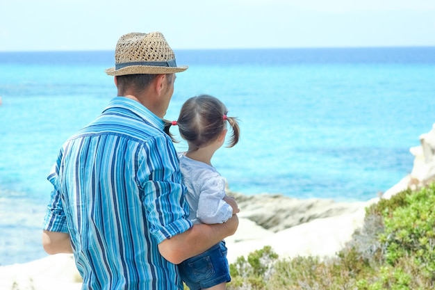 glückliche Eltern mit Kind am Meer Griechenland im Freien