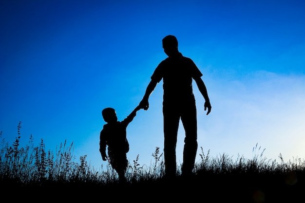 Glückliche Eltern mit Kind im Park im Freien Silhouette